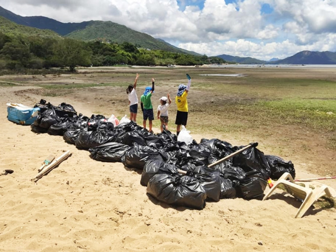 4名小朋友与父母组队，到大屿山水口湾红树林及泥滩清理海洋垃圾。网民「冼力求」FB图片
