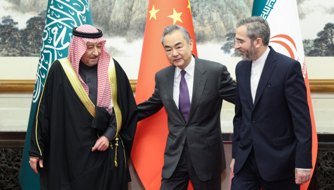 王毅在北京会见沙地阿拉伯外交副大臣胡莱吉（左）及伊朗外交部副部长巴盖里（右）。
