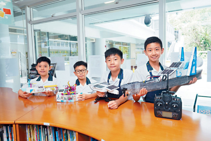 香港教育大学赛马会小学本学年在教学引入生成式AI，部分学生参考AI生成的模拟图，制作洁净能源推动的船只模型。