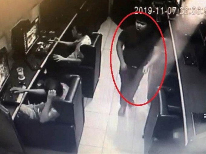 台中市警方在彰化一间网吧逮捕陈女同居陈姓男友，坦承感情纠纷，情绪失控杀死3人。（网图）