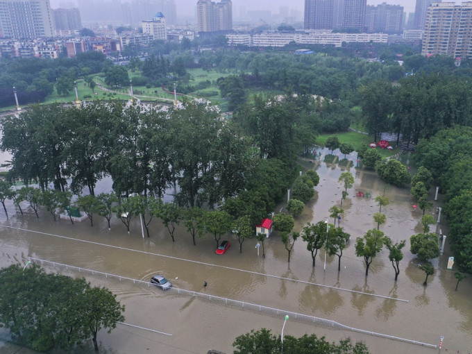 河南省水災導致33戈死亡，逾300萬人受災。新華社圖片