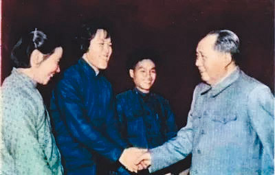 李素文（左一）等獲毛澤東接見。