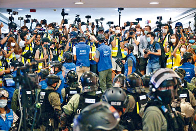 ■防暴警在海港城展開驅散行動，大批記者在場採訪。