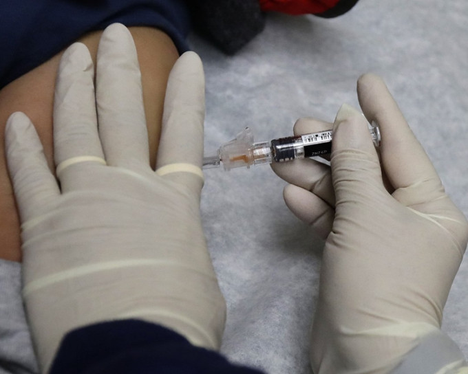 專家們仍然堅持預防疫苗值得注射。AP