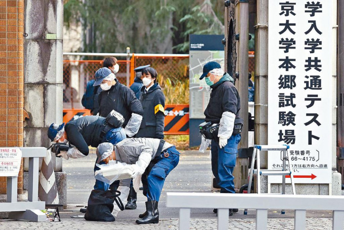 警员周六在东京大学门外的刀袭案现场调查。