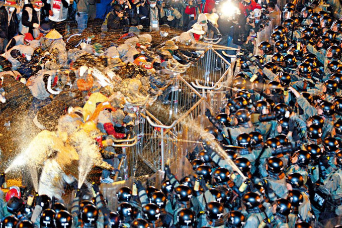 ○五年大批來港反對世貿會議的韓農示威者，多次與警方爆發激烈衝突。