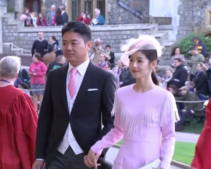 刘强东携同妻子章泽天现身尤金妮亚公主的婚礼。网图