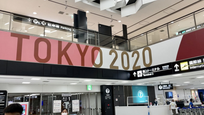 成田機場只有少量奧運廣告，市面氣氛甚為冷清。梁柏琛攝