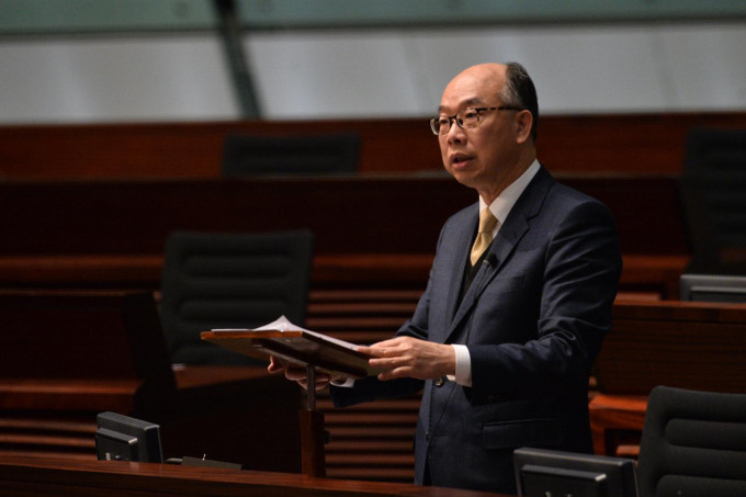运输及房屋局长陈帆在立法会回覆议员谢伟铨的提问。