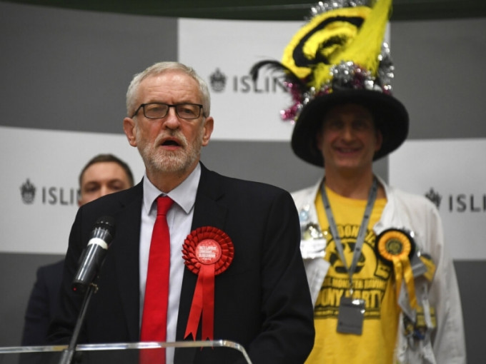 郝尔彬虽然在所属选区胜出，但因工党大败，他宣布下次大选不再带领工党竞选。AP