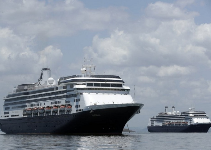巴拿马「尚丹号」邮轮（左）计划转移船上乘客。AP