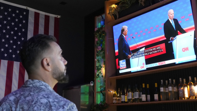 美国大选首场电视辩论，备受关注。 美联社