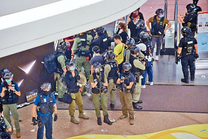 ■去年七一游行后，大批警察进入铜锣湾时代广场。