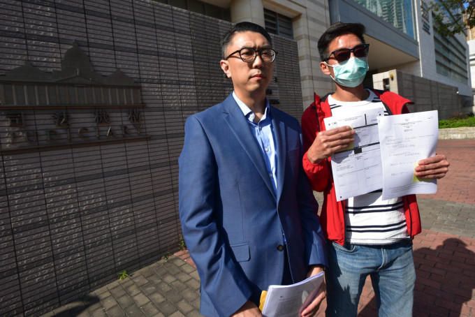 王先生（右）入禀向香港宽频索偿。