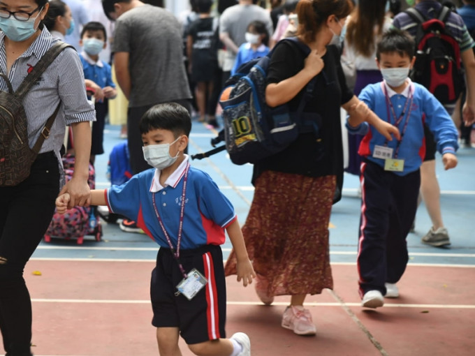 东区及南区各有两间小学有爆发个案。