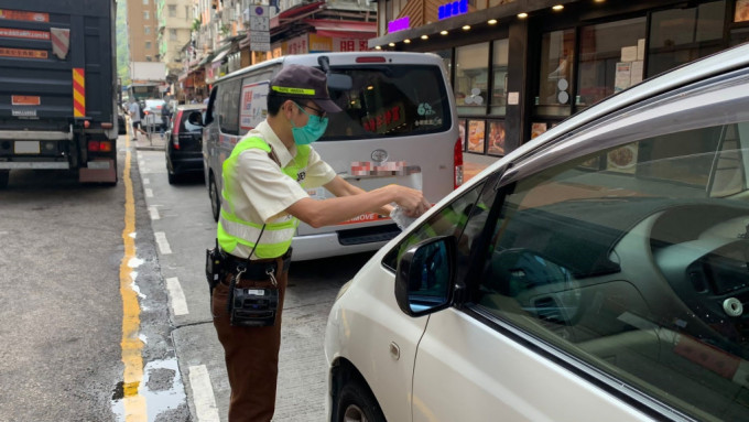 荃湾区打击造成交通阻塞的违例泊车。