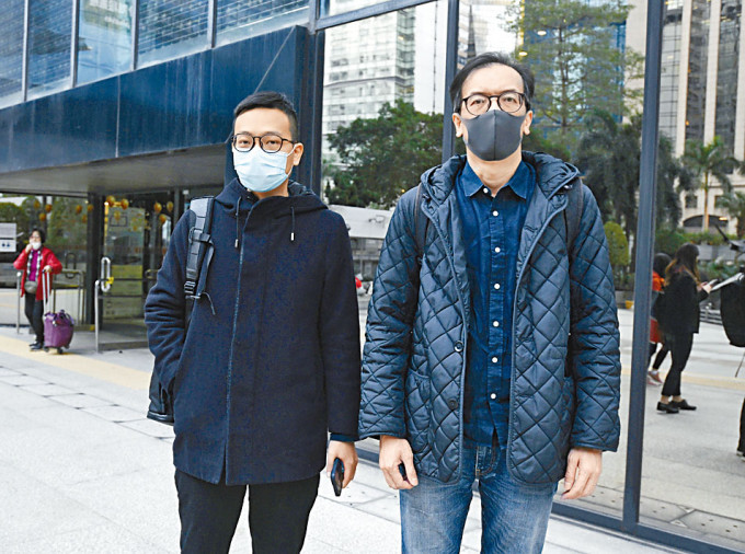 《立場新聞》前總編輯鍾沛權（右）及署任總編輯林紹桐到庭應訊。