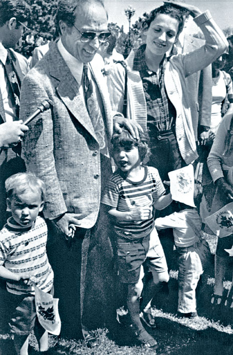 1977年老杜鲁多与妻子玛格丽特、幼年杜鲁多（中）合照。