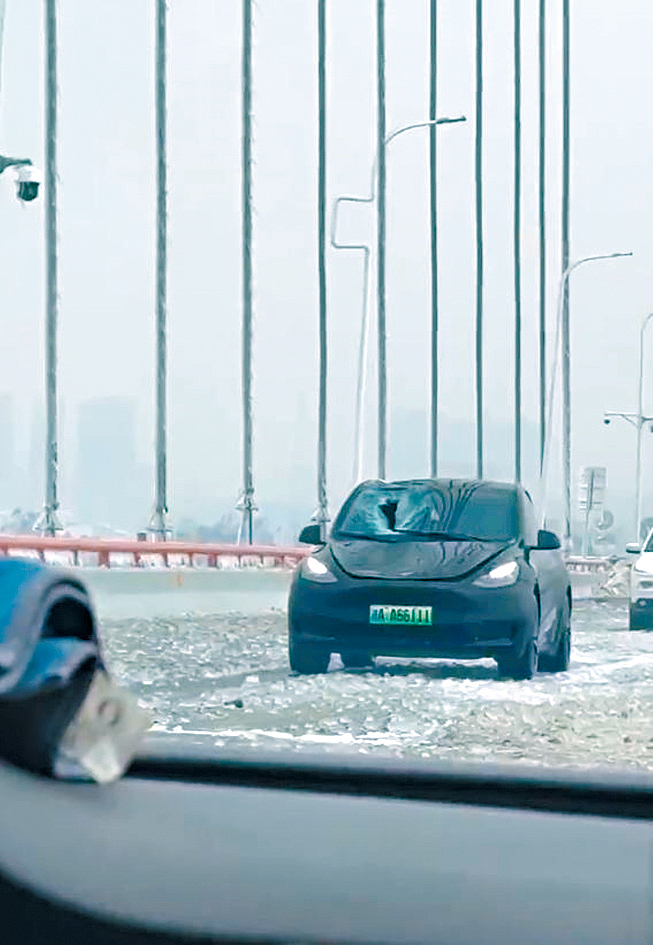 長江大橋冰淩墜落後，砸壞不少車輛。