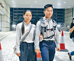 新婚夫婦湯偉雄(右)及杜依蘭，被加控一項無牌管有無綫電通訊器具。