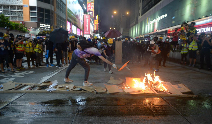 彌敦道有示威者焚燒雜物