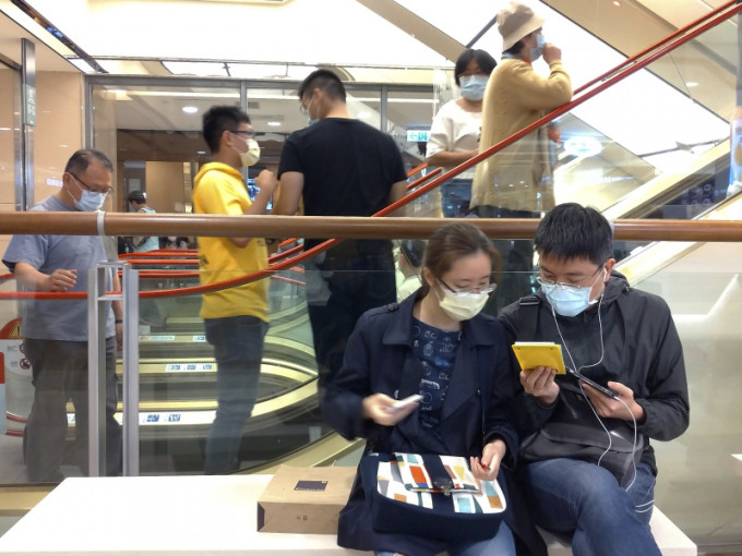 台北的百貨公司顧客們都戴上口罩。（網圖）