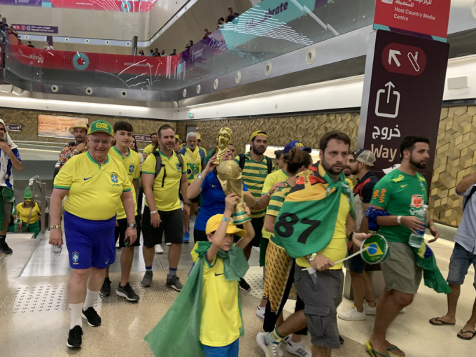 大批巴西球迷将转车大堂变成森巴嘉年华，即兴巡游。