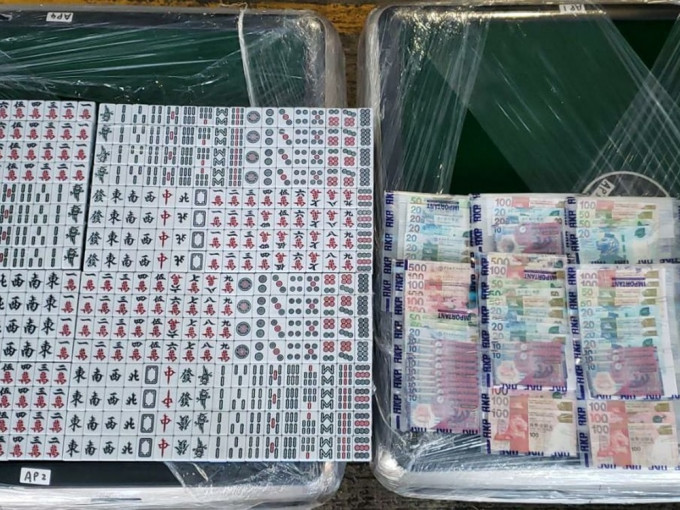 警方于屯门捣破非法麻将赌档拘捕8人，并检获赌具及赌款。