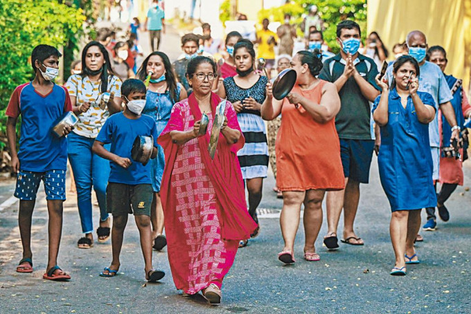 斯里蘭卡示威者周日在科倫坡市敲打鍋子抗議燃油價升。