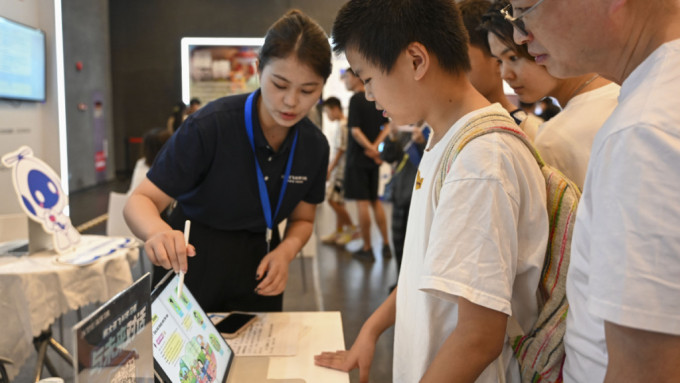 市场越来越多AI学习机。中新社