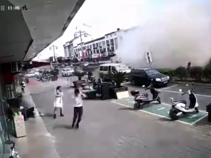 江苏省无锡市一间小食店发生燃气爆炸。　影片截图