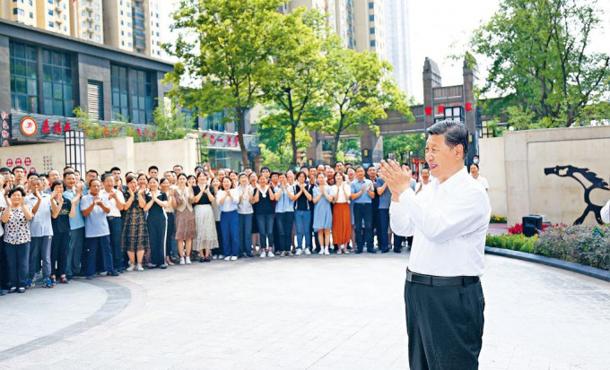 習近平武漢市考察，在東湖高新區左嶺街道智苑社區廣場與幹部群眾親切交流。