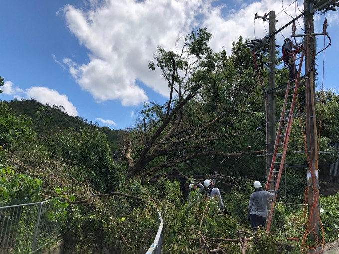 供电设施严重损毁，包括倒塌的电线杆数目众多，及架空电缆超过300处受损。