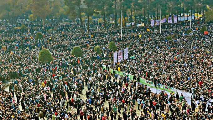 ■本月十九日，伊朗伊斯法罕市大批农民及其支持者上街示威，抗议缺水。