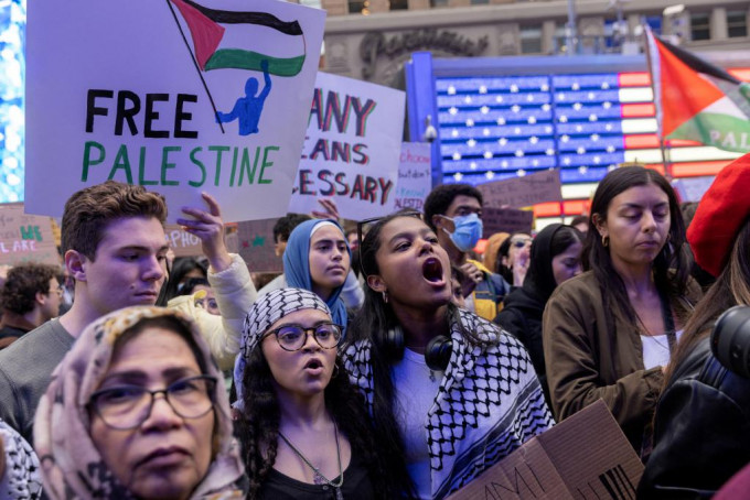 示威者周日在纽约参与支持巴勒斯坦的集会。路透社