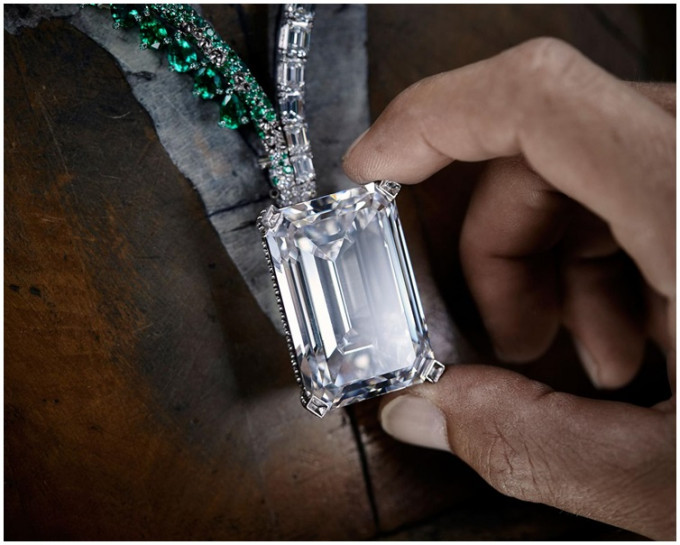 「世上最美钻石」的163卡巨钻吊坠。网图