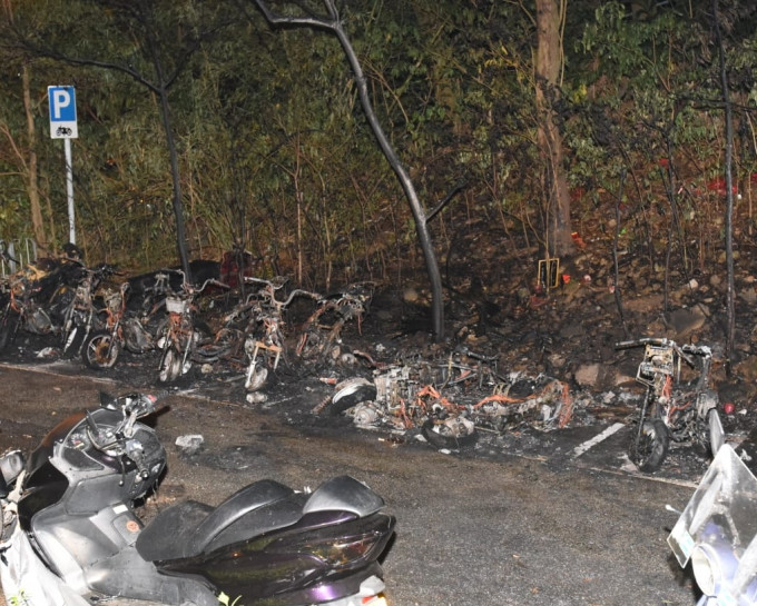 電單車損毀嚴重，燒剩車架。