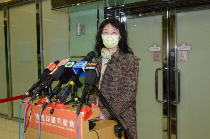 香港保护儿童会总干事蔡苏淑贤指再多4名职员涉嫌体罚。