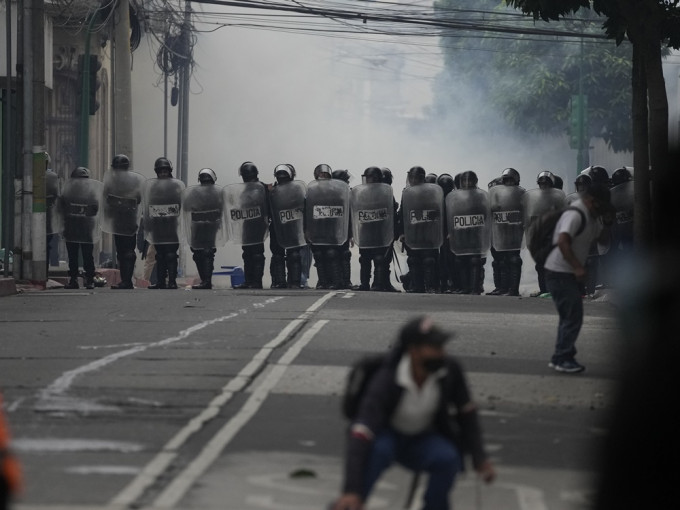 危地马拉退伍军人抗议，防暴警察在街头布防。AP图