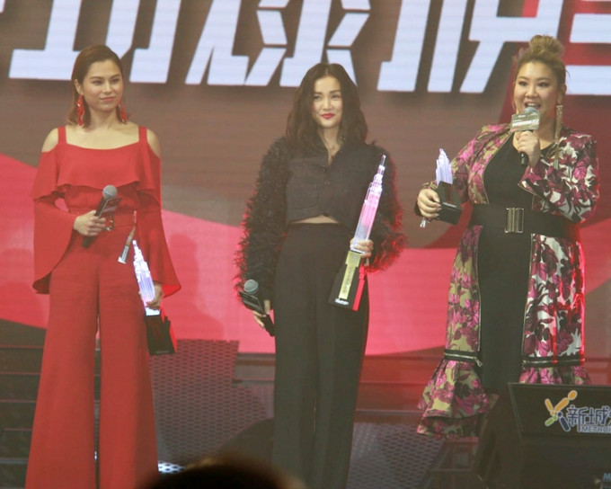 Gin Lee、謝安琪和鄭欣宜一起奪得「新城勁爆女歌手獎」。