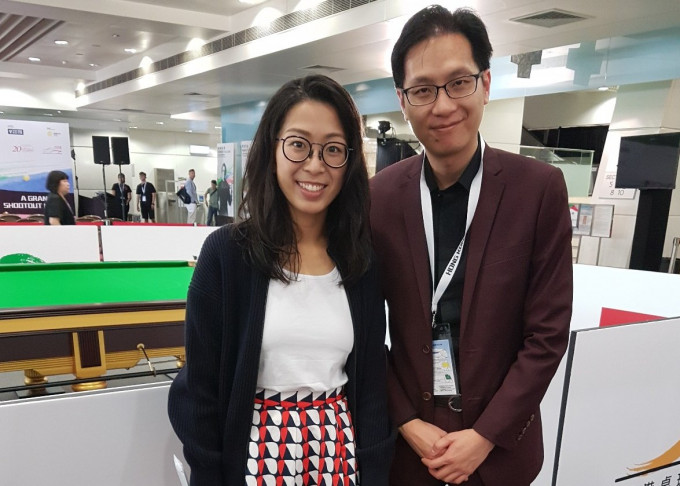 吴安仪与桌总主席罗永聪。 香港桌球总会图片