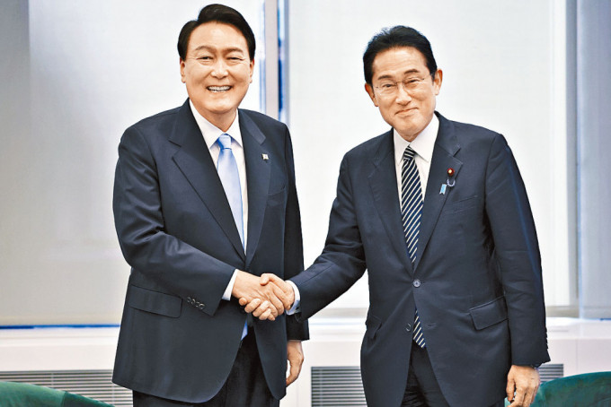 日韩政府正协调南韩总统尹锡悦本月访日，与日揆岸田（右）会谈。