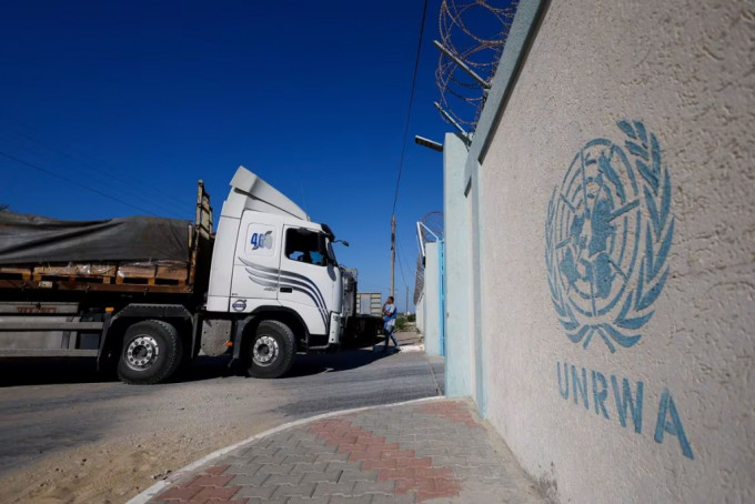 一辆援助卡车上月中抵达加沙中部的联合国储存设施。路透社