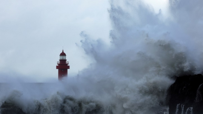 軒嵐諾直撲南韓，料將成為吹襲當地最強颱風。路透社圖片