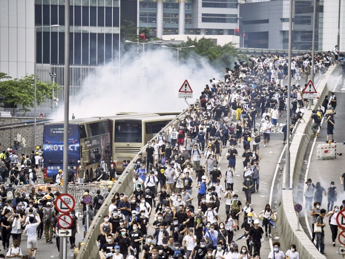 去年6月12日金鐘夏愨道有大批示威者集結。資料圖片