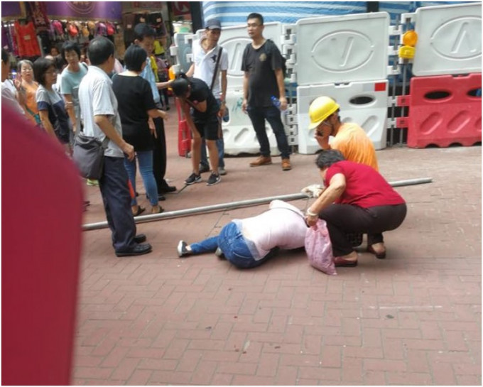 其中一名女子受伤倒地。图：网民Kinho Leung‎
