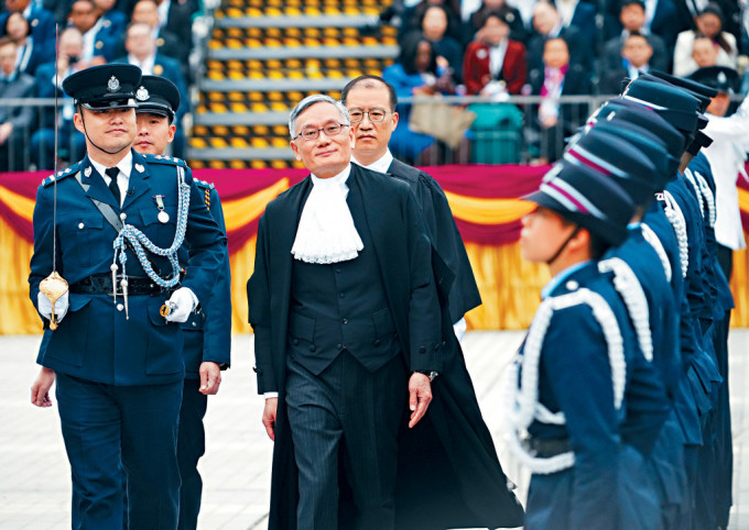 终审法院首席法官张举能在爱丁堡广场检阅香港警察仪仗队。