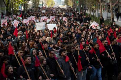 希臘大批示威學生周四在雅典市中心遊行。路透社