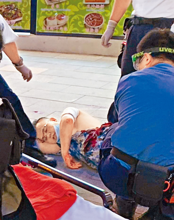 ■被斩伤找换店职员由救护员包扎送院。