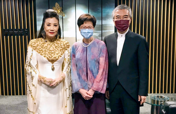 林郑月娥昨日去观赏八和会馆主席汪明荃和香港中乐团的演出。林郑FB图片